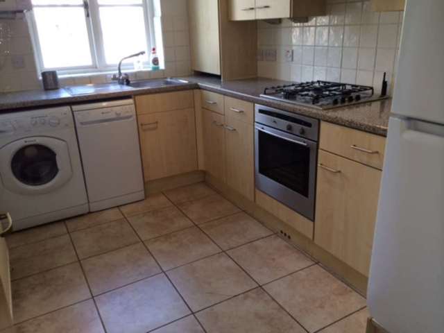  Image of 2 bedroom Apartment to rent in Kensington High Street London W14 at West Kensington London, W14 8NL