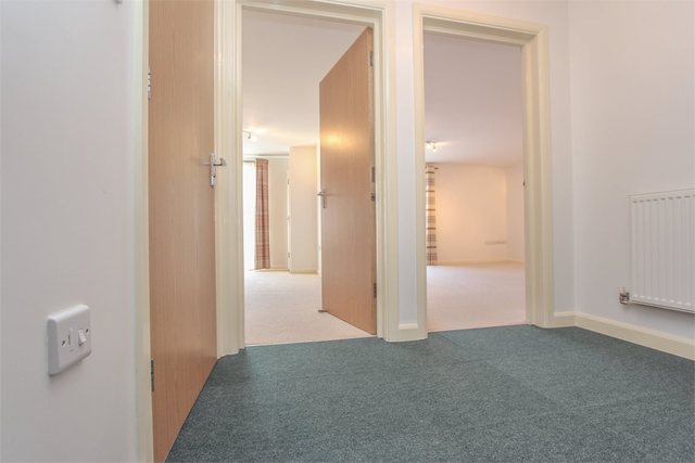  Image of 1 bedroom Flat for sale in Metropolitan Station Approach Watford WD18 at Watford, WD18 7BE