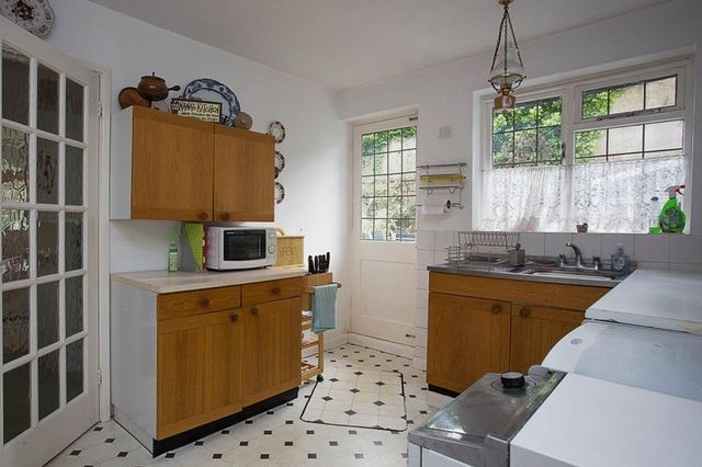  Image of 4 bedroom Detached house for sale in London Road Widley Waterlooville PO7 at London Road Widley Waterlooville, PO7 5AG
