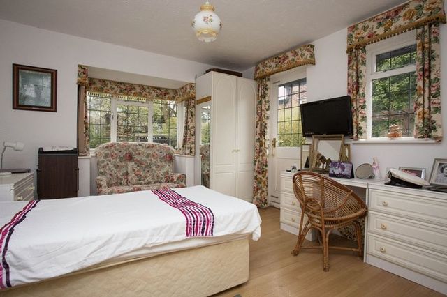  Image of 4 bedroom Detached house for sale in London Road Widley Waterlooville PO7 at London Road Widley Waterlooville, PO7 5AG