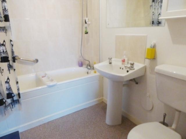  Image of 2 bedroom Flat to rent in Dirleton Drive Shawlands Glasgow G41 at Shawlands Glasgow Glasgow, G41 3BG