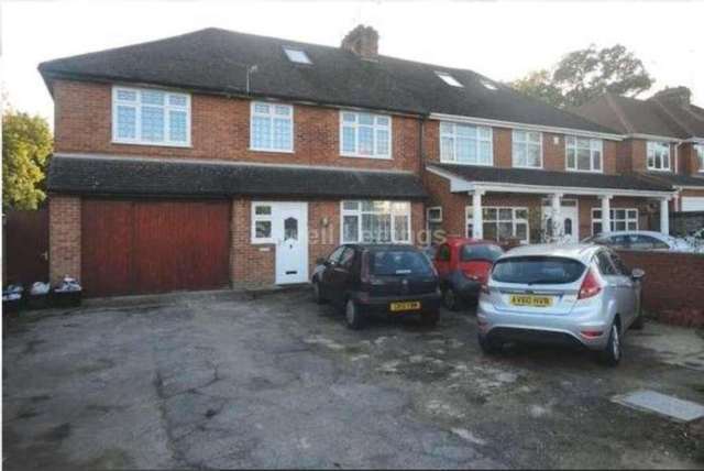  Image of 6 bedroom Detached house to rent in Wokingham Road Earley Reading RG6 at Wokingham Road  Reading, RG6 7HX