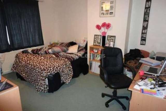  Image of 8 bedroom Semi-Detached house to rent in Wokingham Road Earley Reading RG6 at Wokingham Road  Reading, RG6 7HX