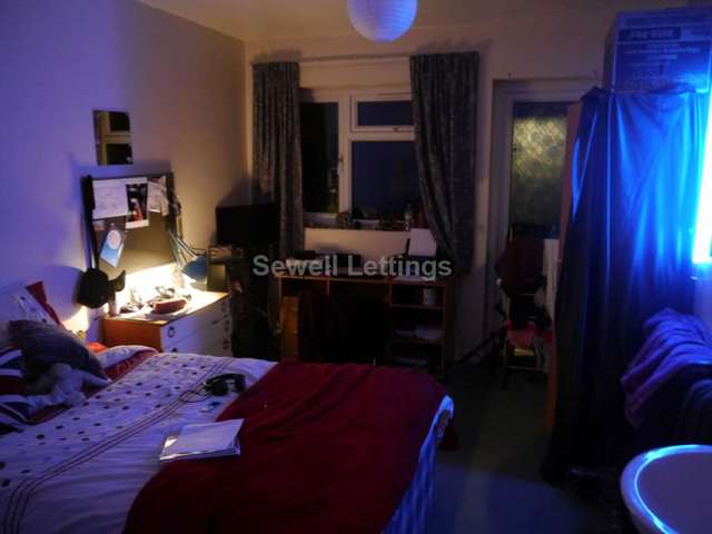 Image of 8 bedroom Semi-Detached house to rent in Wokingham Road Earley Reading RG6 at Wokingham Road  Reading, RG6 7HX