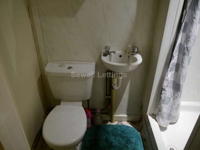  Image of 8 bedroom Semi-Detached house to rent in Wokingham Road Earley Reading RG6 at Wokingham Road  Reading, RG6 7HX