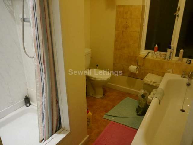  Image of 8 bedroom Semi-Detached house to rent in Wokingham Road Earley Reading RG6 at Wokingham Road  Reading, RG6 7HX