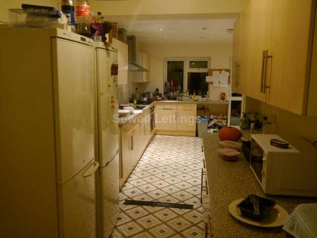  Image of 8 bedroom Semi-Detached house to rent in Wokingham Road Earley Reading RG6 at Wokingham Road  Reading, RG6 7HX