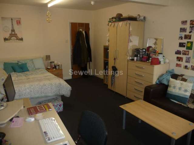  Image of 3 bedroom Apartment to rent in Wokingham Road Earley Reading RG6 at Wokingham Road  Reading, RG6 1LT