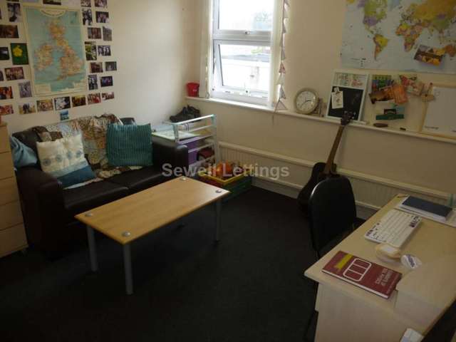  Image of 3 bedroom Apartment to rent in Wokingham Road Earley Reading RG6 at Wokingham Road  Reading, RG6 1LT