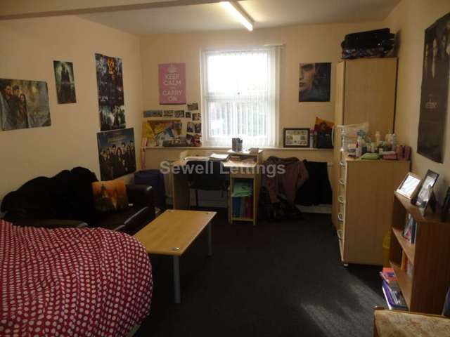  Image of 3 bedroom Apartment to rent in Wokingham Road Earley Reading RG6 at Wokingham Road  Reading, RG6 1LT