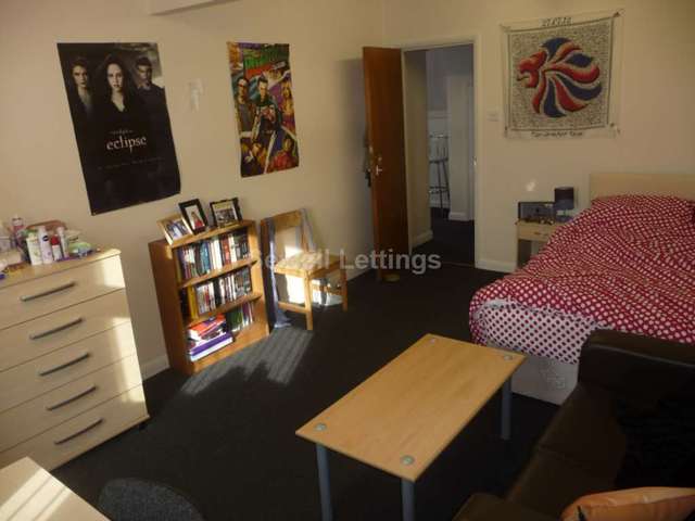  Image of 3 bedroom Apartment to rent in Wokingham Road Earley Reading RG6 at Wokingham Road  Reading, RG6 1LT