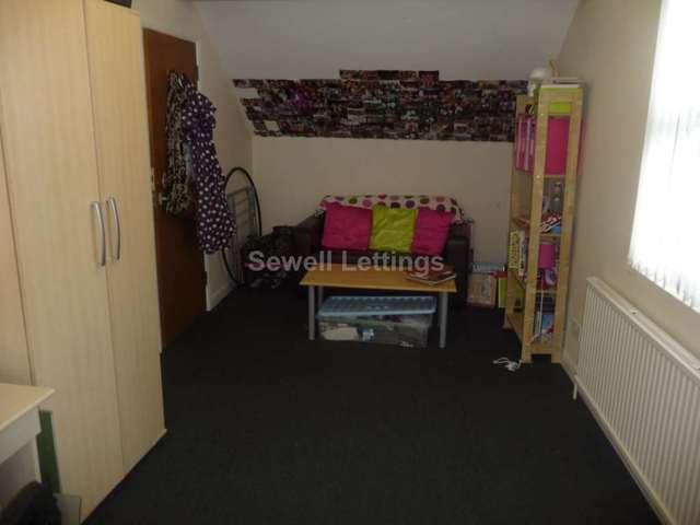  Image of 3 bedroom Apartment to rent in Wokingham Road Earley Reading RG6 at Wokingham Road  Reading, RG6 1LT