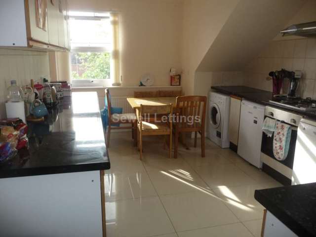  Image of 3 bedroom Apartment to rent in Wokingham Road Earley Reading RG6 at Wokingham Road  Reading, RG6 1LT