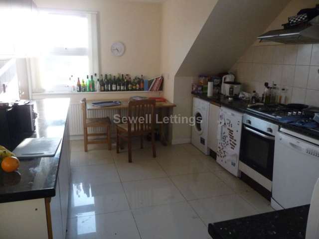 Image of 3 bedroom Apartment to rent in Wokingham Road Earley Reading RG6 at Wokingham Road  Reading, RG6 1LT
