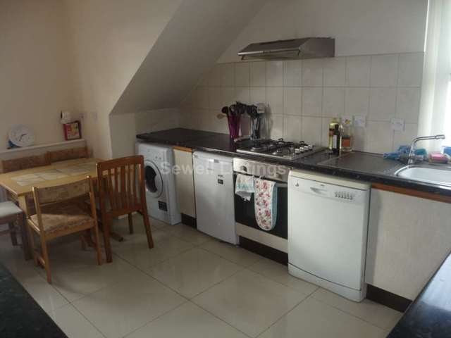  Image of 3 bedroom Apartment to rent in Wokingham Road Earley Reading RG6 at Wokingham Road  Reading, RG6 1LT
