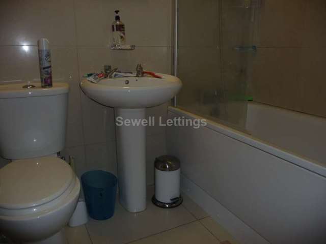  Image of 3 bedroom Apartment to rent in Wokingham Road Earley Reading RG6 at Wokingham Road  Reading, RG6 1LT