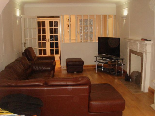  Image of 4 bedroom Detached house to rent in Wolmer Gardens Edgware HA8 at Wolmer Gardens  Edgware, HA8 8QE