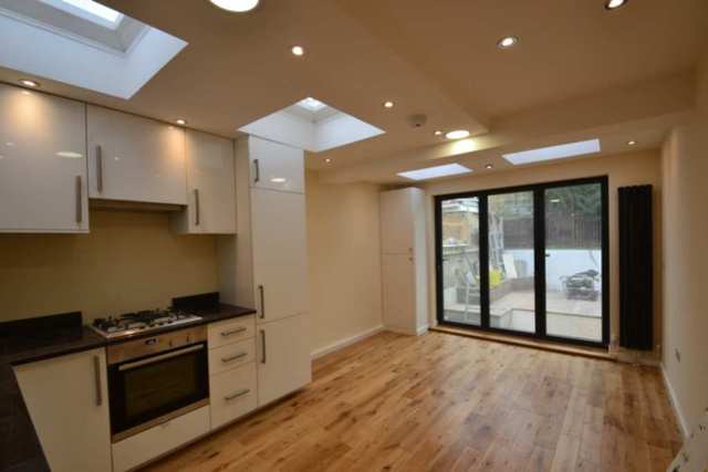  Image of 2 bedroom Flat to rent in Wood Lane London W12 at Shepherds Bush W12 London, W12 7DP