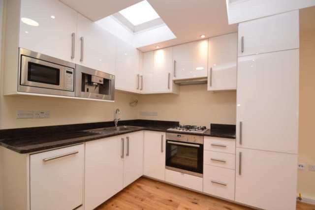  Image of 2 bedroom Flat to rent in Wood Lane London W12 at Shepherds Bush W12 London, W12 7DP