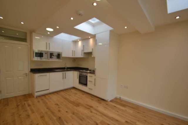  Image of 2 bedroom Flat to rent in Wood Lane London W12 at Shepherds Bush W12 London, W12 7DP
