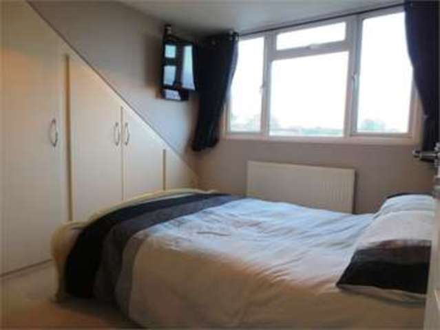  Image of 3 bedroom Detached house for sale in Woodcutters Avenue Leigh-on-Sea SS9 at Woodcutters avenue Leigh on sea Eastwood, SS9 4PN