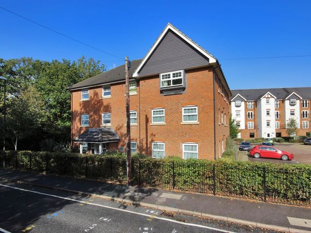  Image of 1 bedroom Flat for sale in Woodfield Road Crawley RH10 at Woodfield Road Northgate Crawley, RH10 8AH