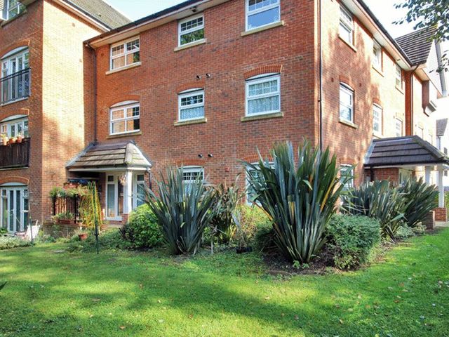  Image of 1 bedroom Flat for sale in Woodfield Road Crawley RH10 at Woodfield Road Northgate Crawley, RH10 8AH