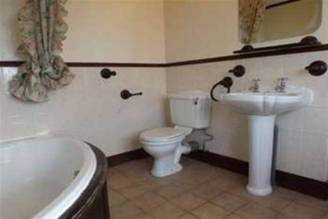  Image of 5 bedroom Detached house to rent in Charteris Road Woodford Green IG8 at Woodford Green, IG8 9BJ