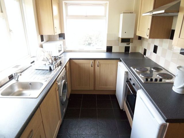  Image of 2 bedroom Flat to rent in Woodhaw Egham TW20 at Woodhaw  Egham, TW20 9AP