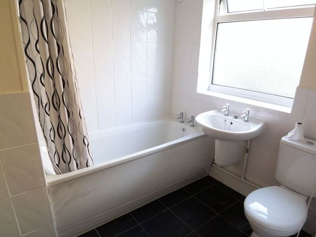  Image of 2 bedroom Flat to rent in Woodhaw Egham TW20 at Woodhaw  Egham, TW20 9AP