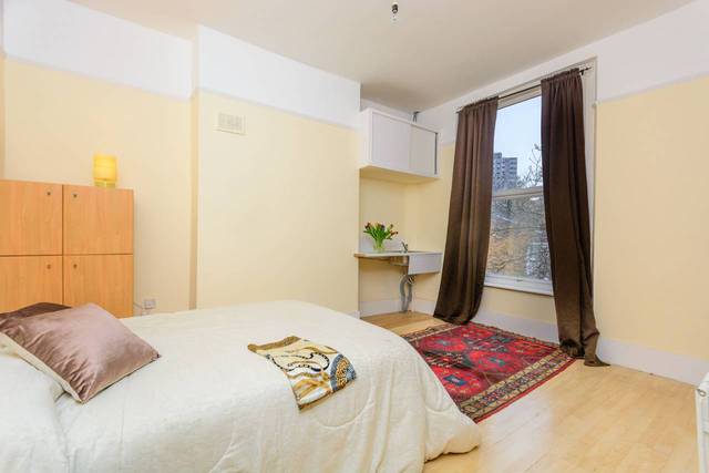  Image of 7 bedroom Detached house for sale in Woodhill London SE18 at Woodhill  Woolwich, SE18 5HW