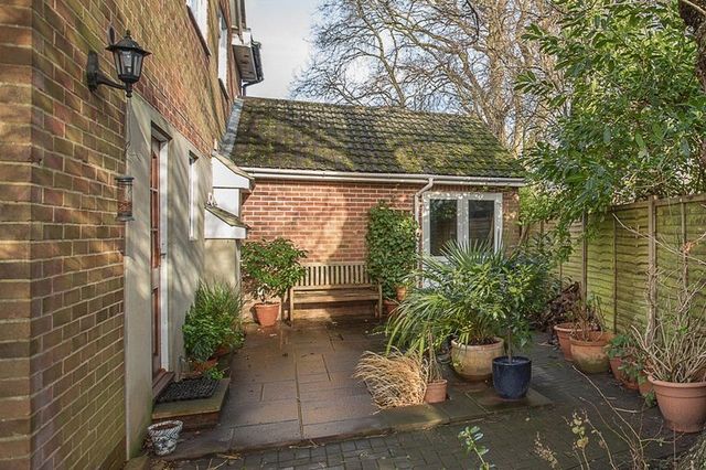 Image of 4 bedroom Detached house for sale in Woodlands Avenue Emsworth PO10 at Woodlands Avenue  Emsworth, PO10 7QE