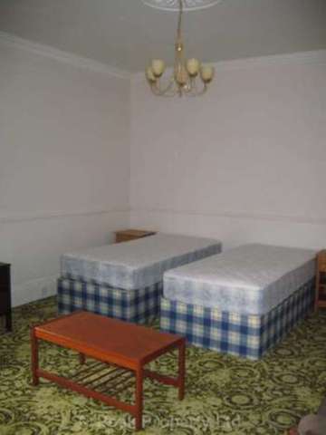  Image of 7 bedroom House Share to rent in Canewdon Road Westcliff-on-Sea SS0 at Canewdon Road  Westcliff On Sea, SS0 7NE