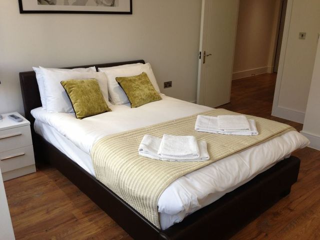  Image of 2 bedroom Property to rent in Commercial Road London E14 at Commercial Road  London, E14 7LW
