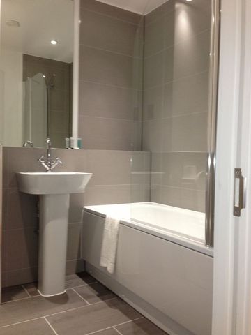  Image of 2 bedroom Property to rent in Commercial Road London E14 at Commercial Road  London, E14 7LW
