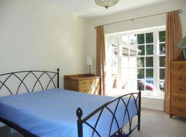  Image of 2 bedroom Flat to rent in St. Andrews Road Henley-on-Thames RG9 at Allison House St. Andrews Road Henley-On-Thames, RG9 1HS