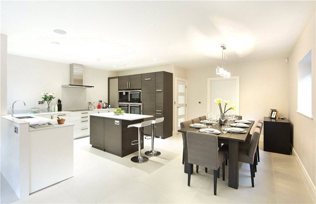  Image of 5 bedroom Detached house for sale in Beech Avenue Radlett WD7 at Radlett Hertfordshire Radlett, WD7 7DE