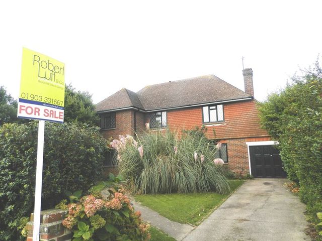  Image of 4 bedroom Detached house for sale in Arlington Avenue Goring-by-Sea Worthing BN12 at Arlington Avenue  Goring Hall, Worthing, BN12 4SX