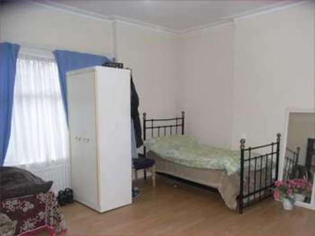  Image of 3 bedroom Flat for sale in Bedford Avenue Barnet EN5 at Bedford Avenue  Barnet, EN5 2EL