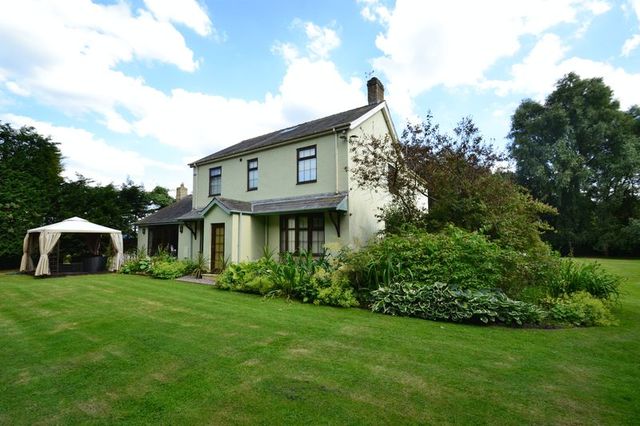  Image of 5 bedroom Detached house for sale in Brownhill Lane Longton Preston PR4 at Brownhill Lane Array New Longton, PR4 4SJ