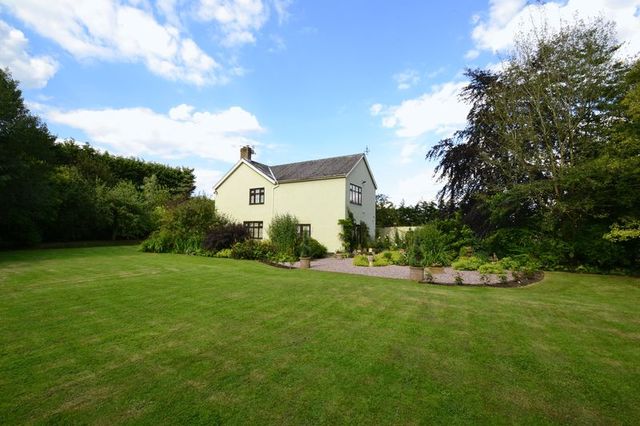  Image of 5 bedroom Detached house for sale in Brownhill Lane Longton Preston PR4 at Brownhill Lane Array New Longton, PR4 4SJ