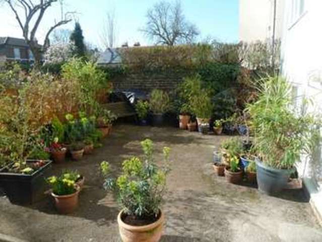  Image of 1 bedroom Flat for sale in Cadogan Road Surbiton KT6 at Surbiton Surrey, KT6 4DL