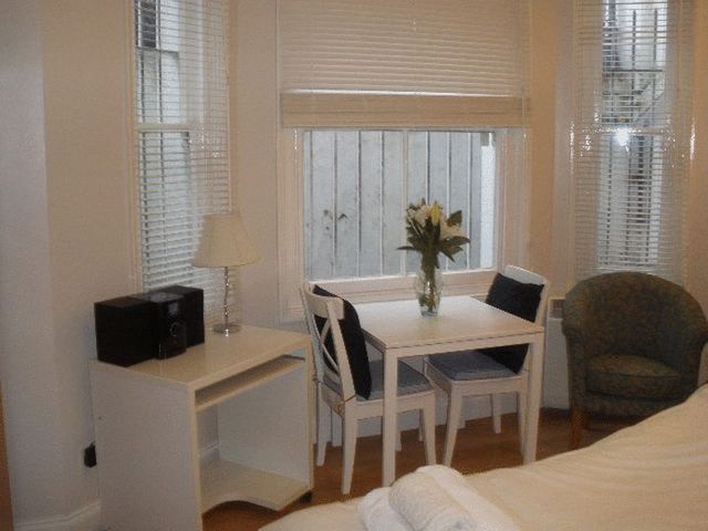  Image of Flat to rent in Castletown Road London W14 at Castletown Road  London, W14 9HE