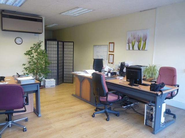  Image of Property to rent in Central Road Worcester Park KT4 at Central Road  Worcester Park, KT4 8HQ