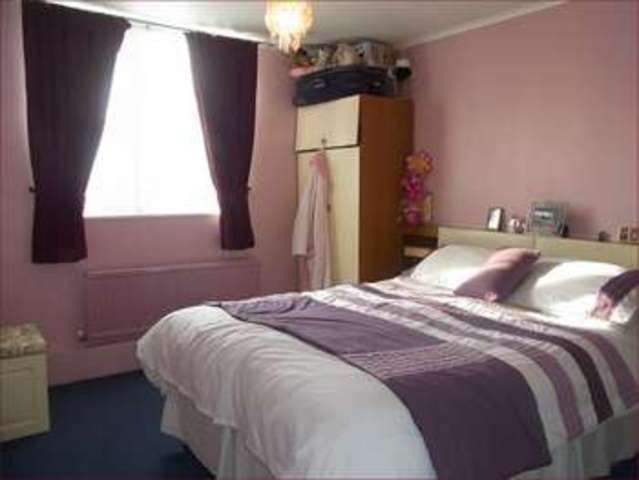  Image of 3 bedroom Terraced house for sale in Crocus Field Barnet EN5 at Crocus Field  Barnet, EN5 2UA