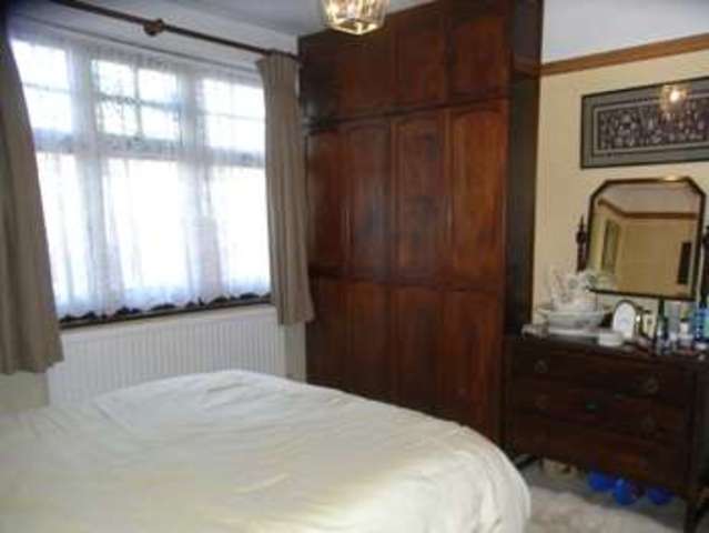  Image of 3 bedroom Property for sale in Dale Close New Barnet Barnet EN5 at Dale Close New Barnet Barnet, EN5 1BH