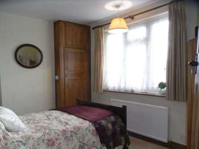  Image of 3 bedroom Property for sale in Dale Close New Barnet Barnet EN5 at Dale Close New Barnet Barnet, EN5 1BH