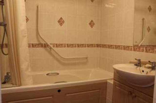  Image of 1 bedroom Flat for sale in Havant Road Cosham Portsmouth PO6 at Drayton Portsmouth Hampshire, PO6 2HZ