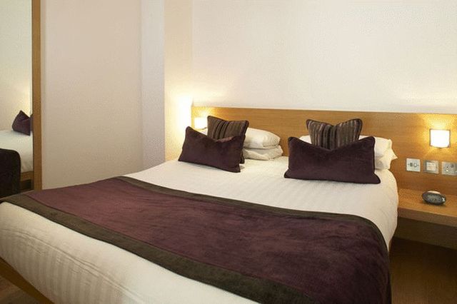  Image of 1 bedroom Flat to rent in Warwick Road London W14 at Warwick Road Open Plan London, W14 8PU