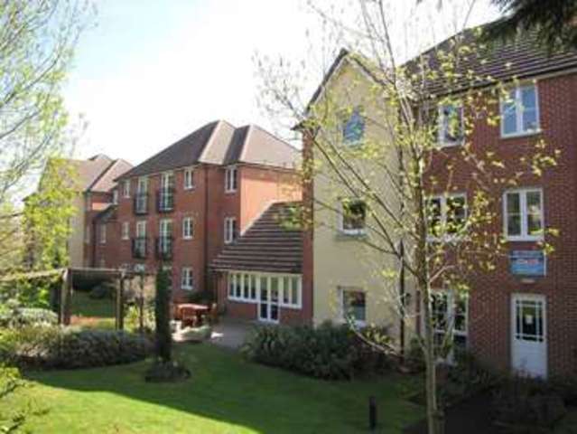  Image of 1 bedroom Flat for sale in Havant Road Cosham Portsmouth PO6 at East Cosham  Hampshire, PO6 2HZ